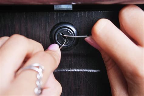 Jul 22, 2010 ... How to Pick a Lock With Hairpins. NightHawkInLight · 21M views ; (picking 704) Cash box picked open with paper clips - not secure at all. Potti314 ...